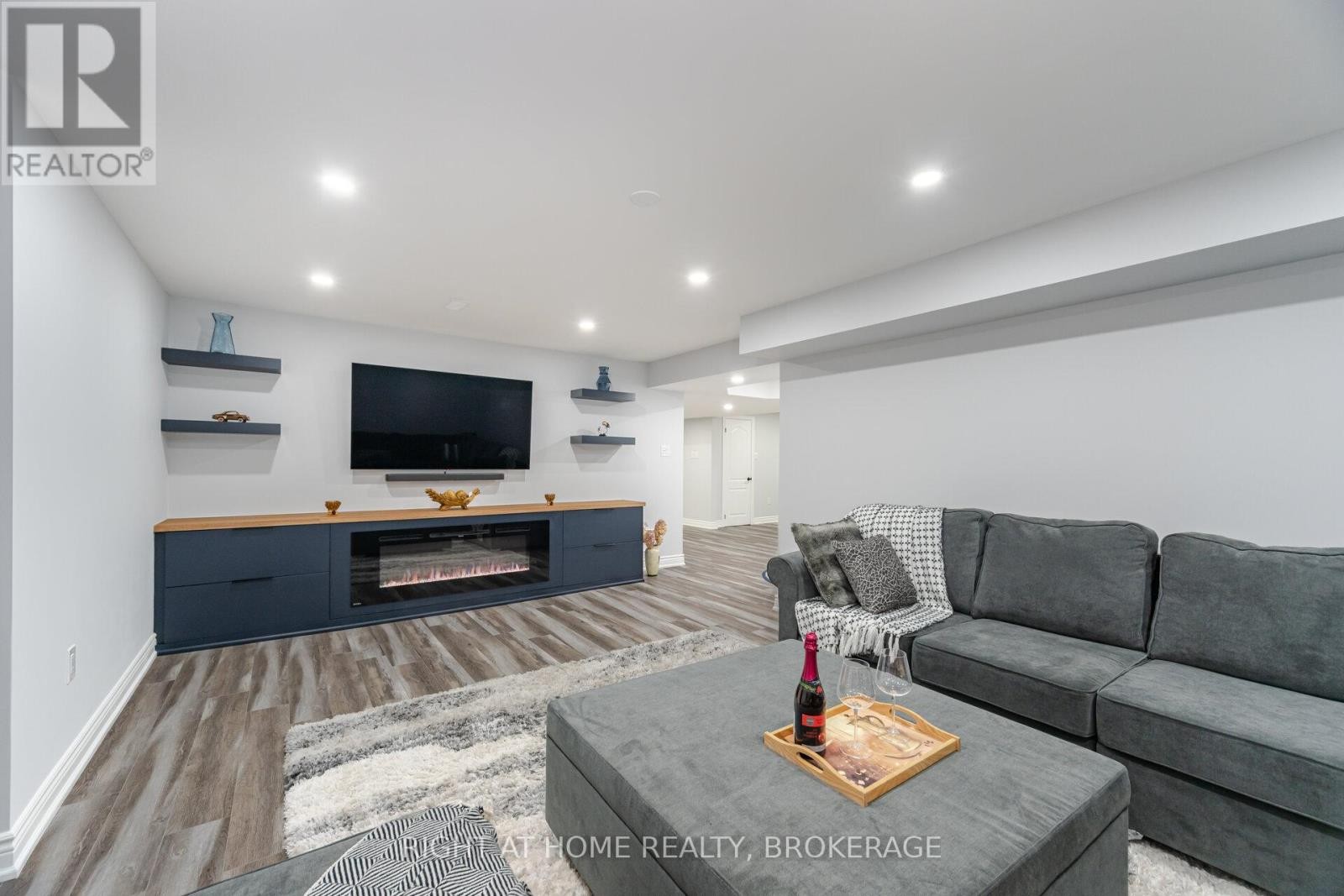 












105 ROYAL WEST DRIVE

,
Brampton (Credit Valley),




Ontario
L6X0V6

