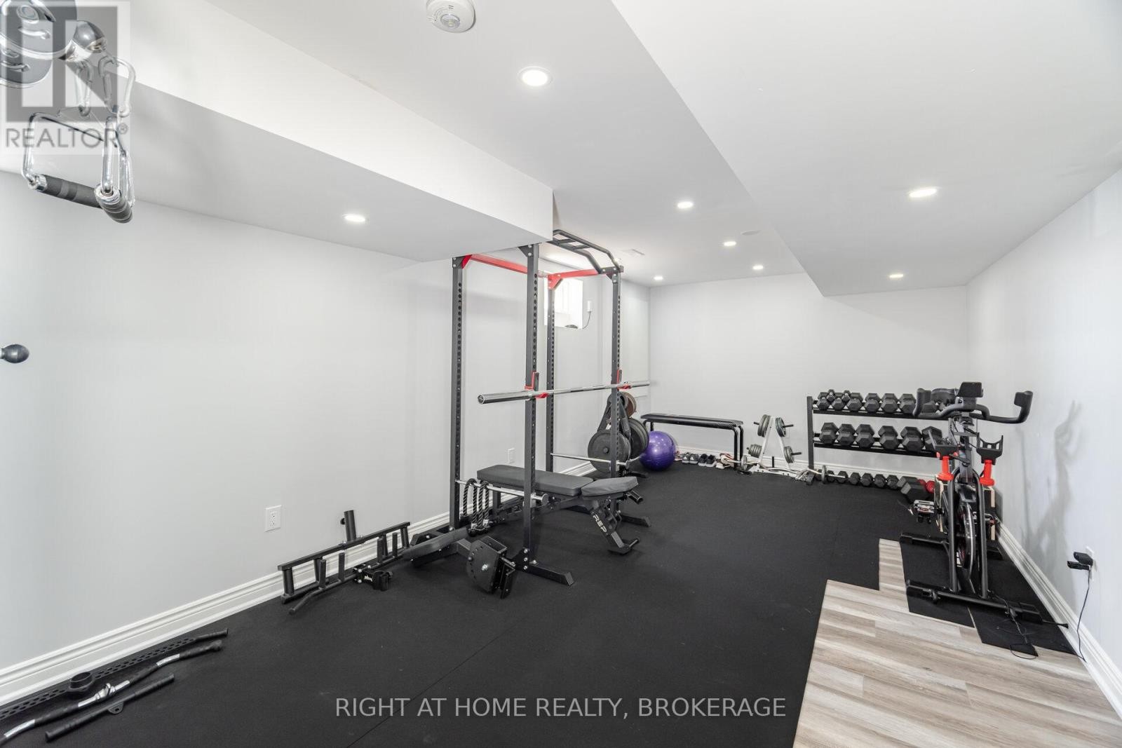 












105 ROYAL WEST DRIVE

,
Brampton (Credit Valley),




Ontario
L6X0V6


