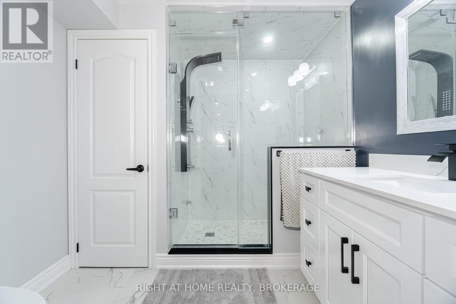 












105 ROYAL WEST DRIVE

,
Brampton (Credit Valley),




Ontario
L6X0V6

