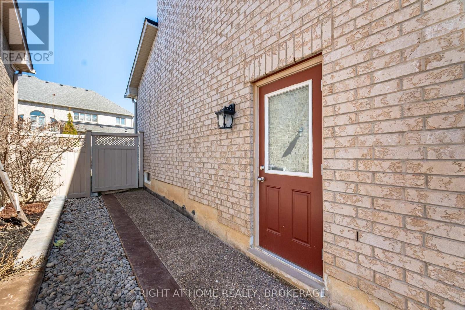 












105 ROYAL WEST DRIVE

,
Brampton (Credit Valley),




Ontario
L6X0V6

