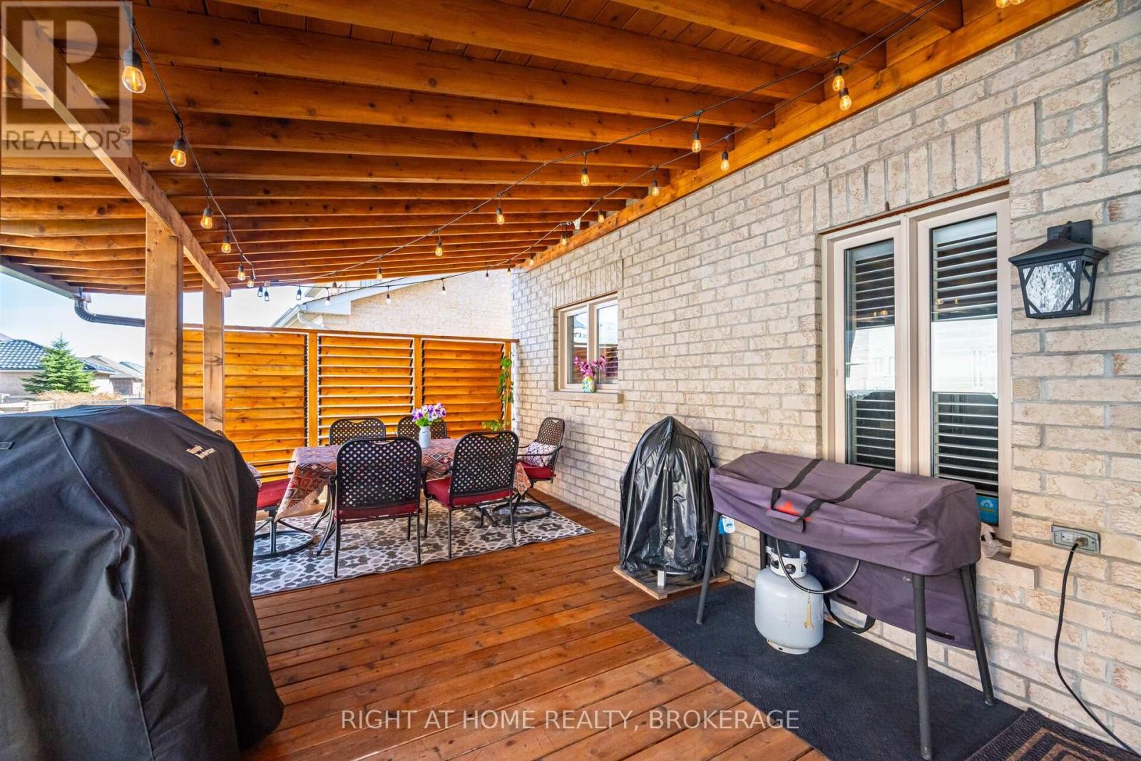 












105 ROYAL WEST DRIVE

,
Brampton (Credit Valley),




Ontario
L6X0V6

