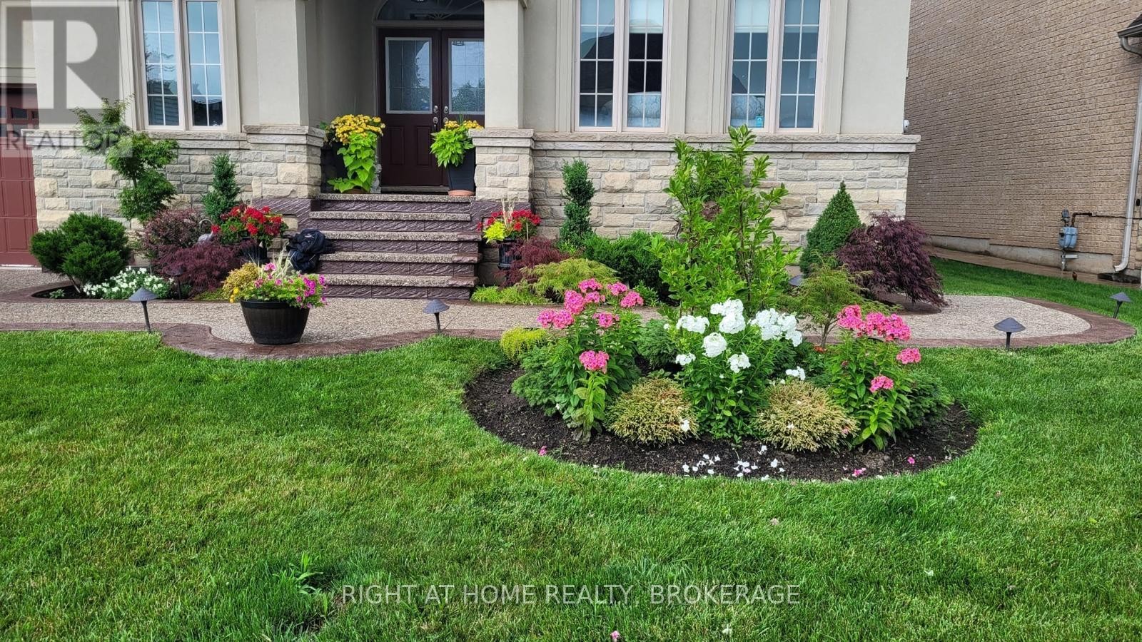 












105 ROYAL WEST DRIVE

,
Brampton (Credit Valley),




Ontario
L6X0V6

