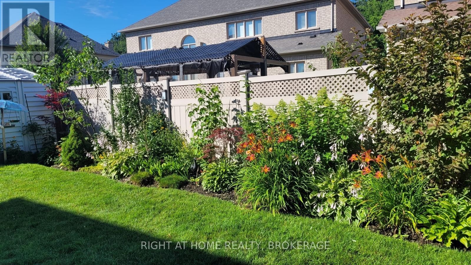 












105 ROYAL WEST DRIVE

,
Brampton (Credit Valley),




Ontario
L6X0V6

