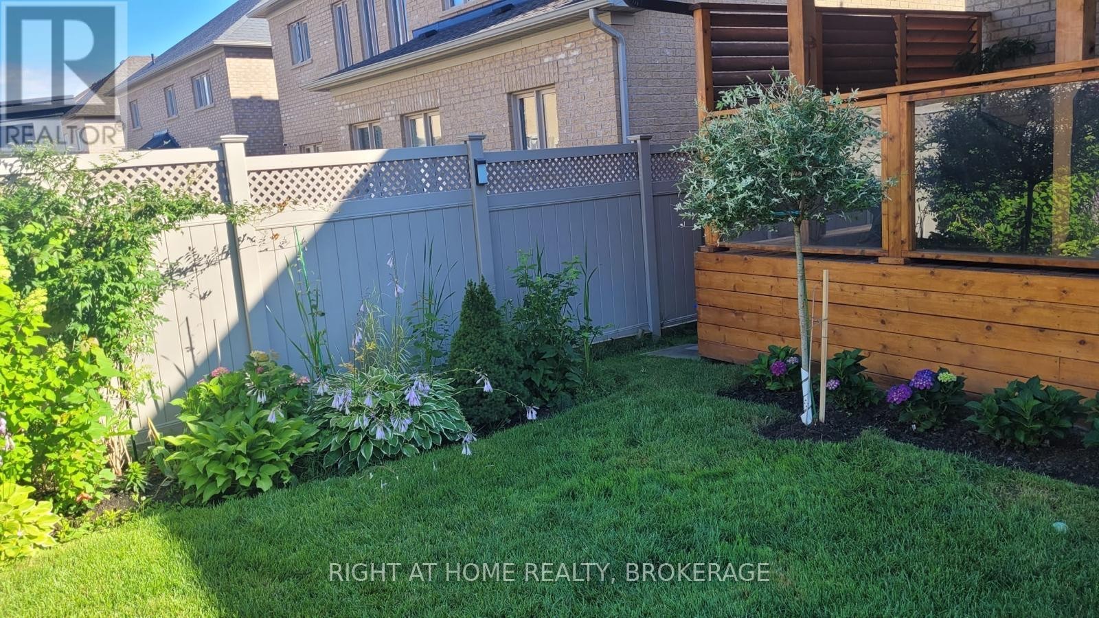 












105 ROYAL WEST DRIVE

,
Brampton (Credit Valley),




Ontario
L6X0V6

