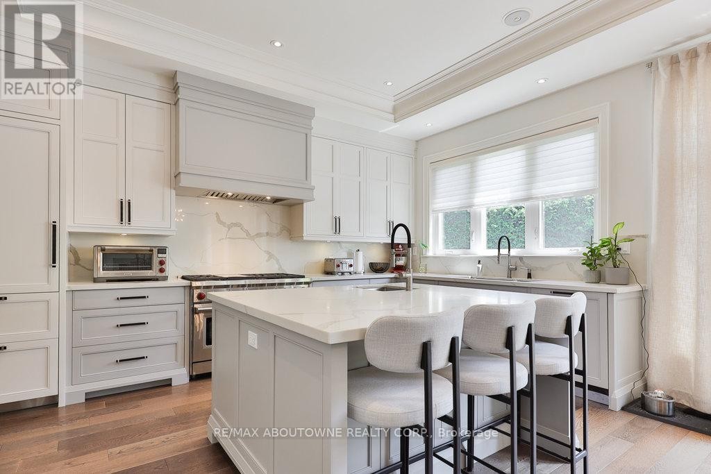 












408 SAVILLE CRESCENT

,
Oakville (WO West),




Ontario
L6L3T8

