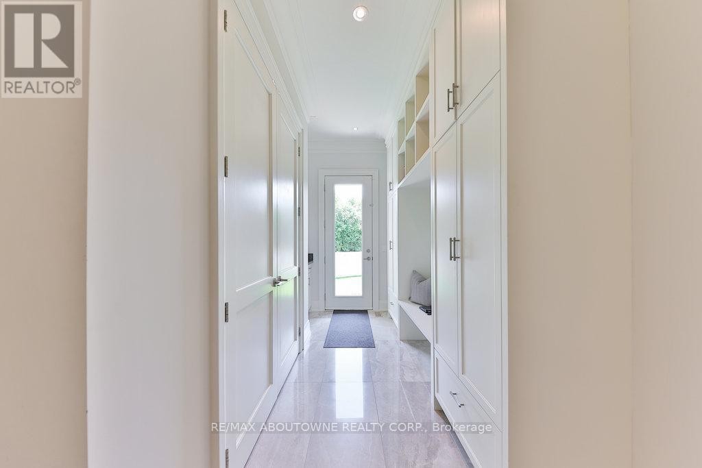 












408 SAVILLE CRESCENT

,
Oakville (WO West),




Ontario
L6L3T8

