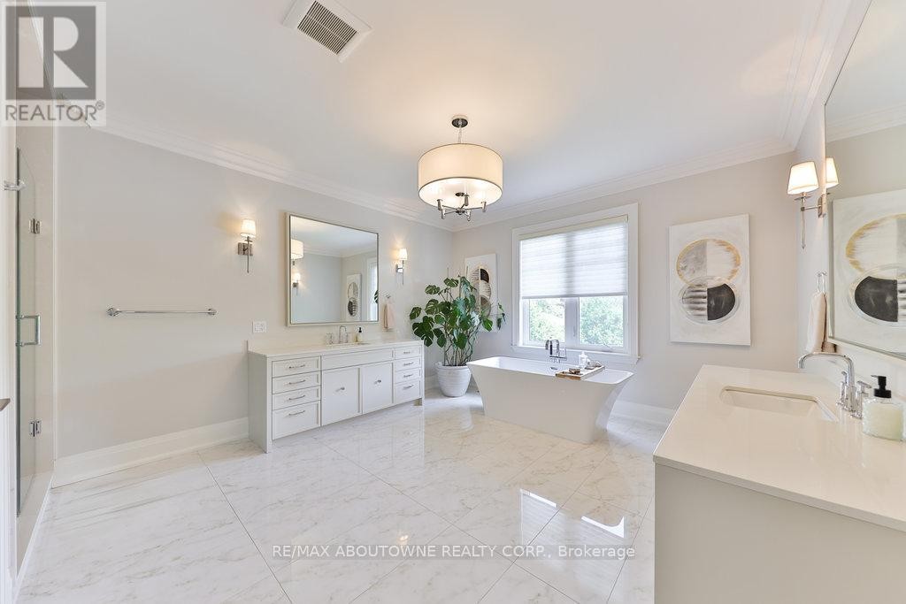 












408 SAVILLE CRESCENT

,
Oakville (WO West),




Ontario
L6L3T8

