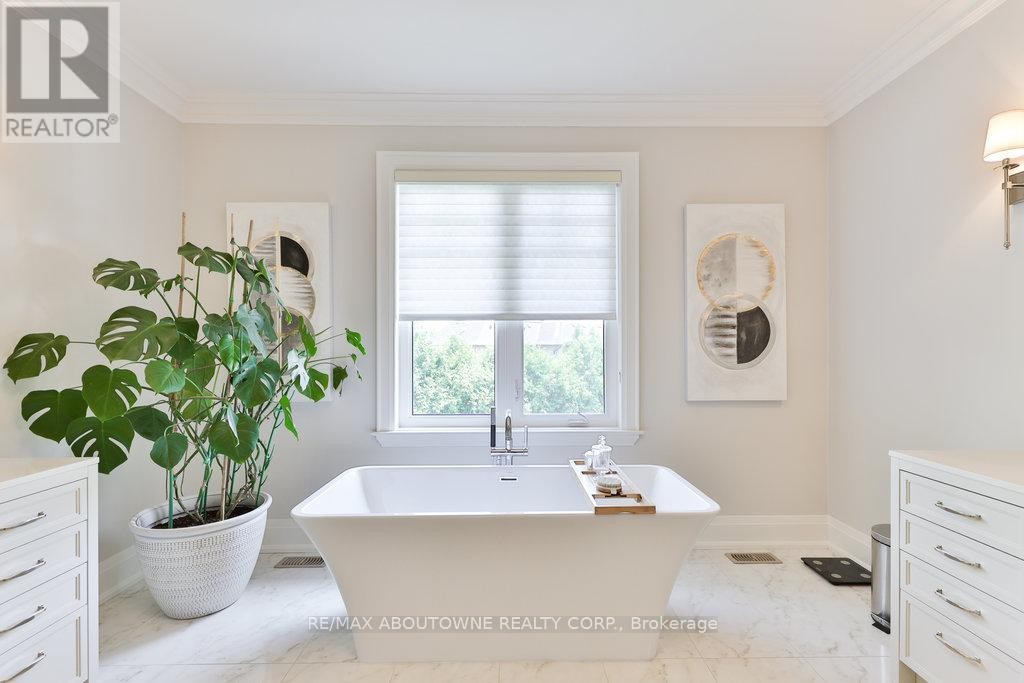 












408 SAVILLE CRESCENT

,
Oakville (WO West),




Ontario
L6L3T8


