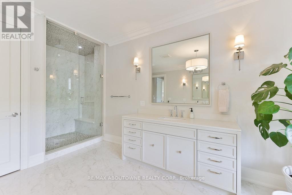 












408 SAVILLE CRESCENT

,
Oakville (WO West),




Ontario
L6L3T8

