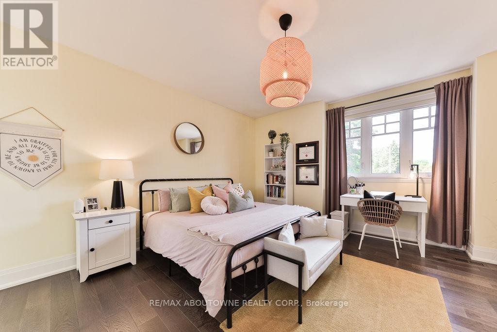 












408 SAVILLE CRESCENT

,
Oakville (WO West),




Ontario
L6L3T8

