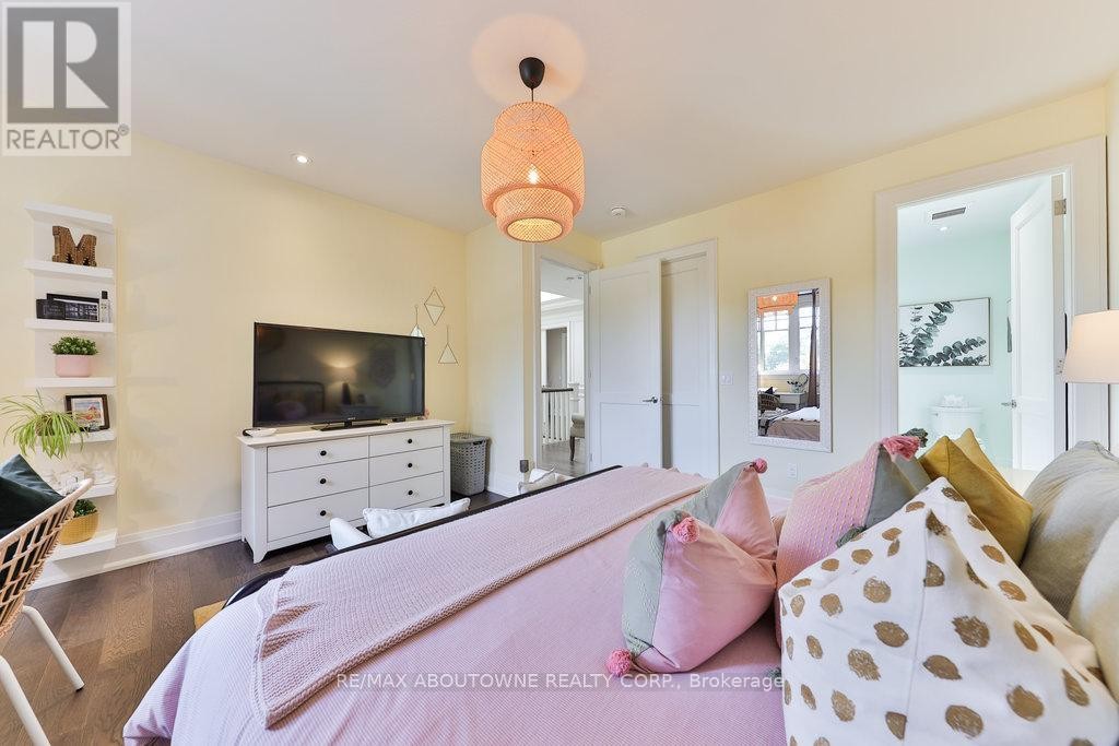 












408 SAVILLE CRESCENT

,
Oakville (WO West),




Ontario
L6L3T8

