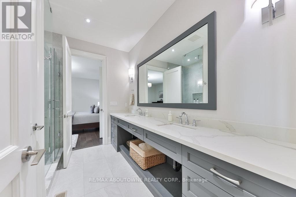 












408 SAVILLE CRESCENT

,
Oakville (WO West),




Ontario
L6L3T8


