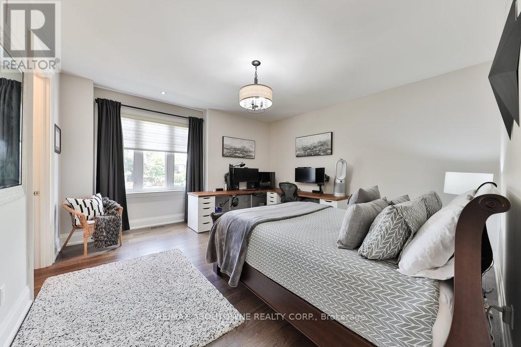 












408 SAVILLE CRESCENT

,
Oakville (WO West),




Ontario
L6L3T8

