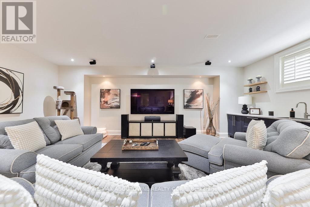 












408 SAVILLE CRESCENT

,
Oakville (WO West),




Ontario
L6L3T8

