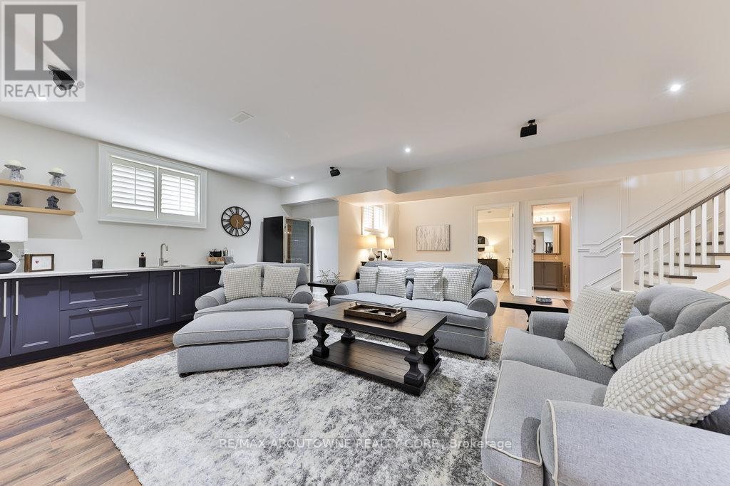 












408 SAVILLE CRESCENT

,
Oakville (WO West),




Ontario
L6L3T8

