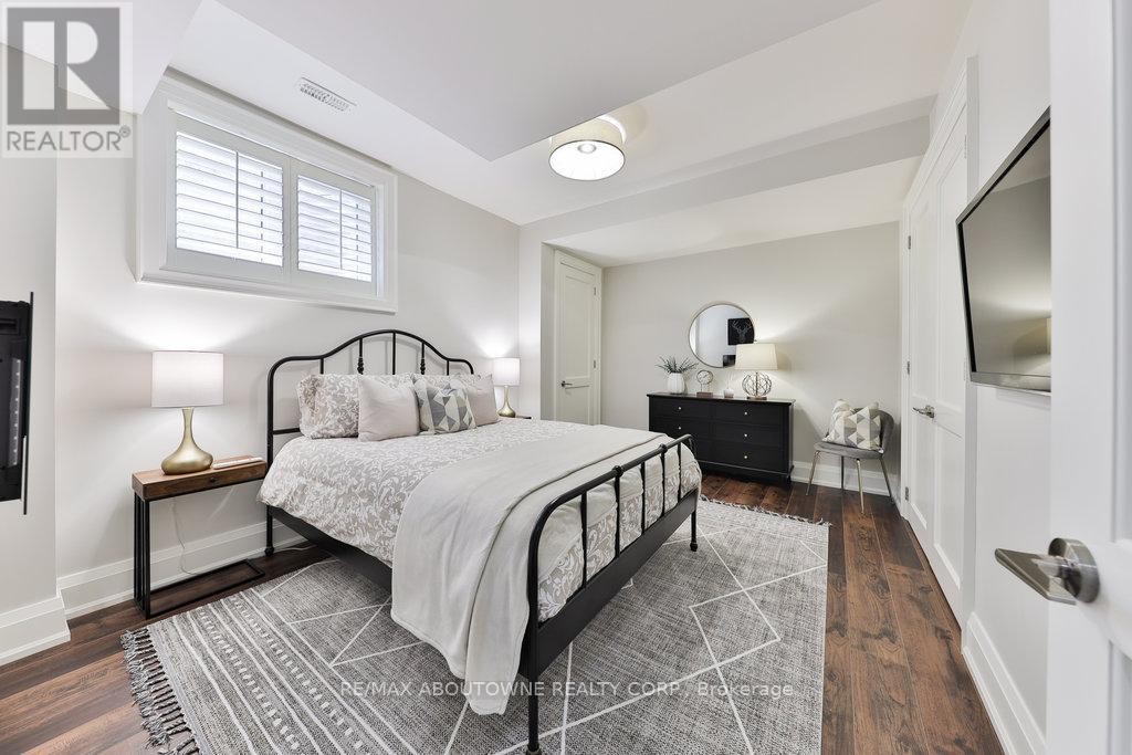 












408 SAVILLE CRESCENT

,
Oakville (WO West),




Ontario
L6L3T8

