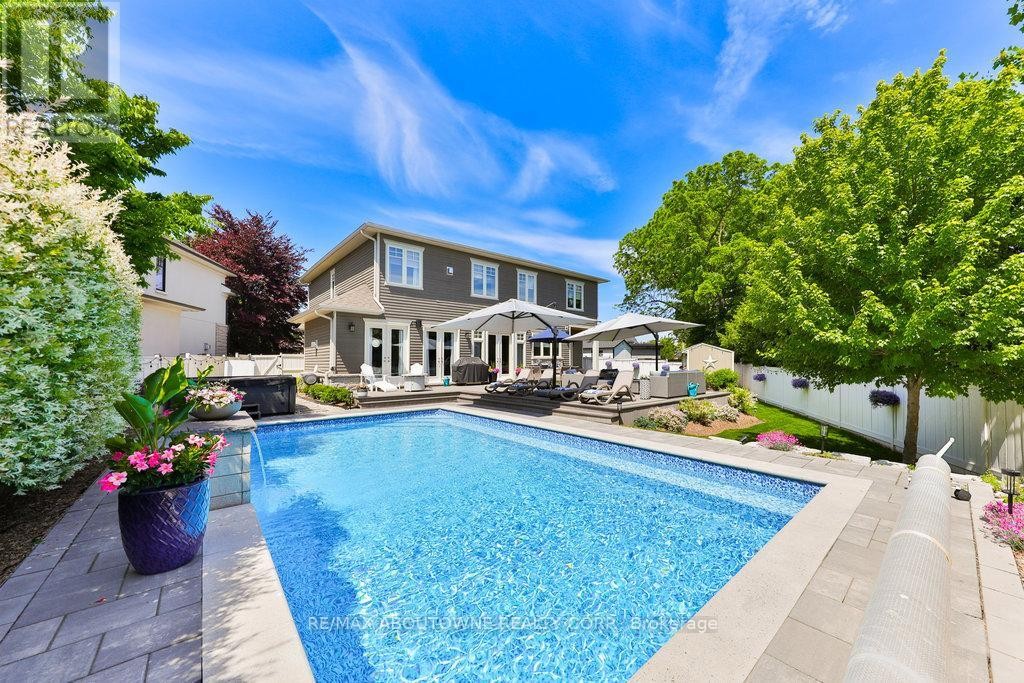 












408 SAVILLE CRESCENT

,
Oakville (WO West),




Ontario
L6L3T8

