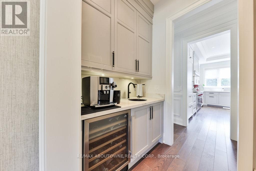 












408 SAVILLE CRESCENT

,
Oakville (WO West),




Ontario
L6L3T8


