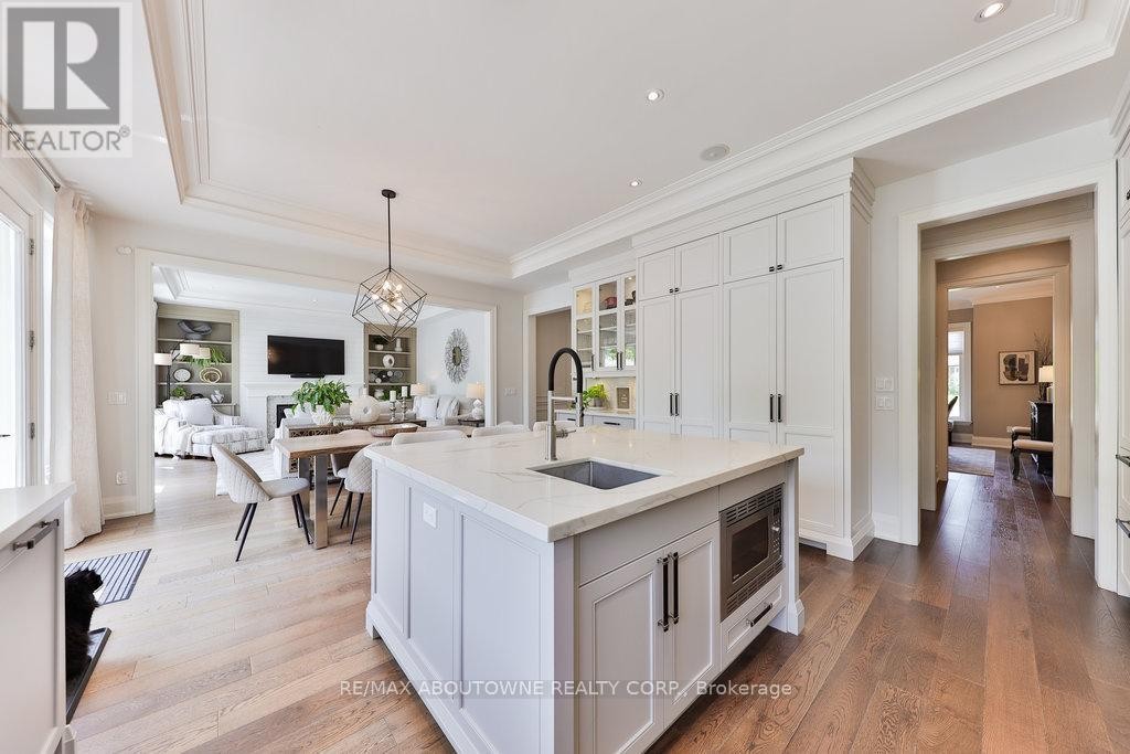












408 SAVILLE CRESCENT

,
Oakville (WO West),




Ontario
L6L3T8

