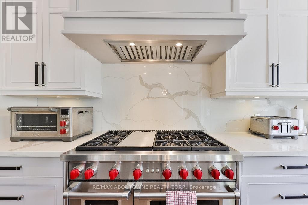 












408 SAVILLE CRESCENT

,
Oakville (WO West),




Ontario
L6L3T8

