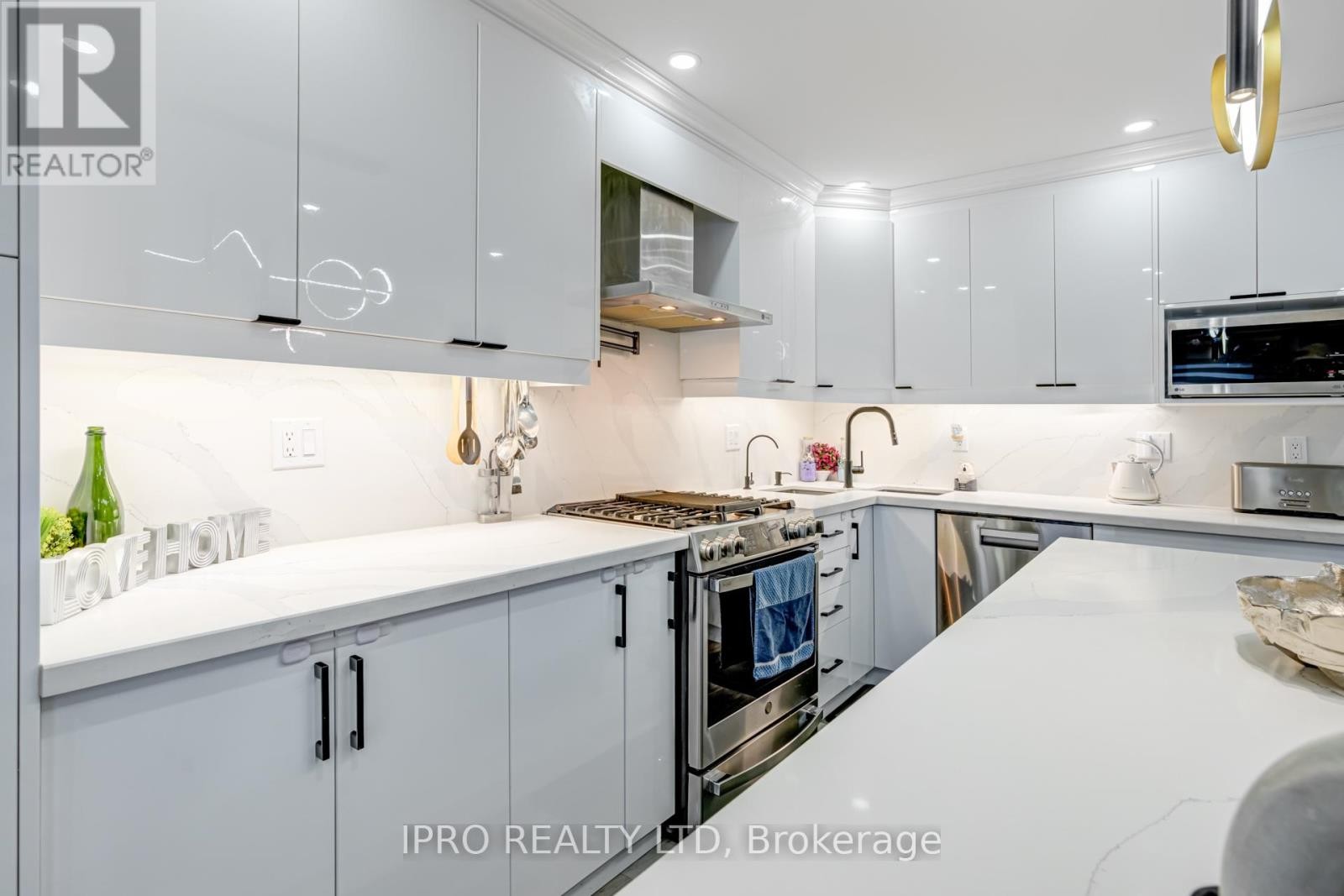 












3 FORESTGROVE CIRCLE

,
Brampton (Heart Lake East),




Ontario
L6Z4T2

