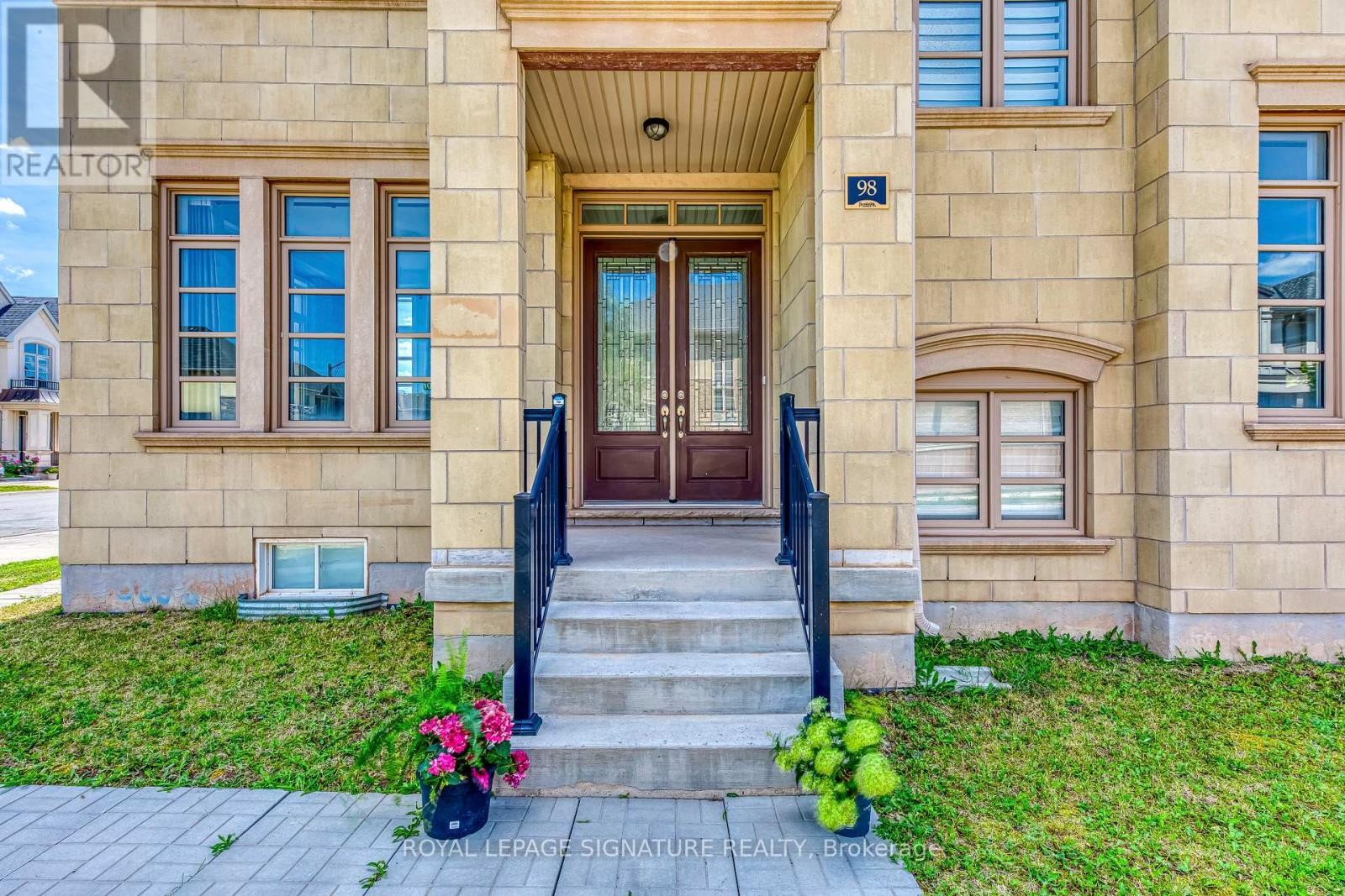 












98 CARNEGIE DRIVE

,
Oakville (GO Glenorchy),




Ontario
L6H0V4

