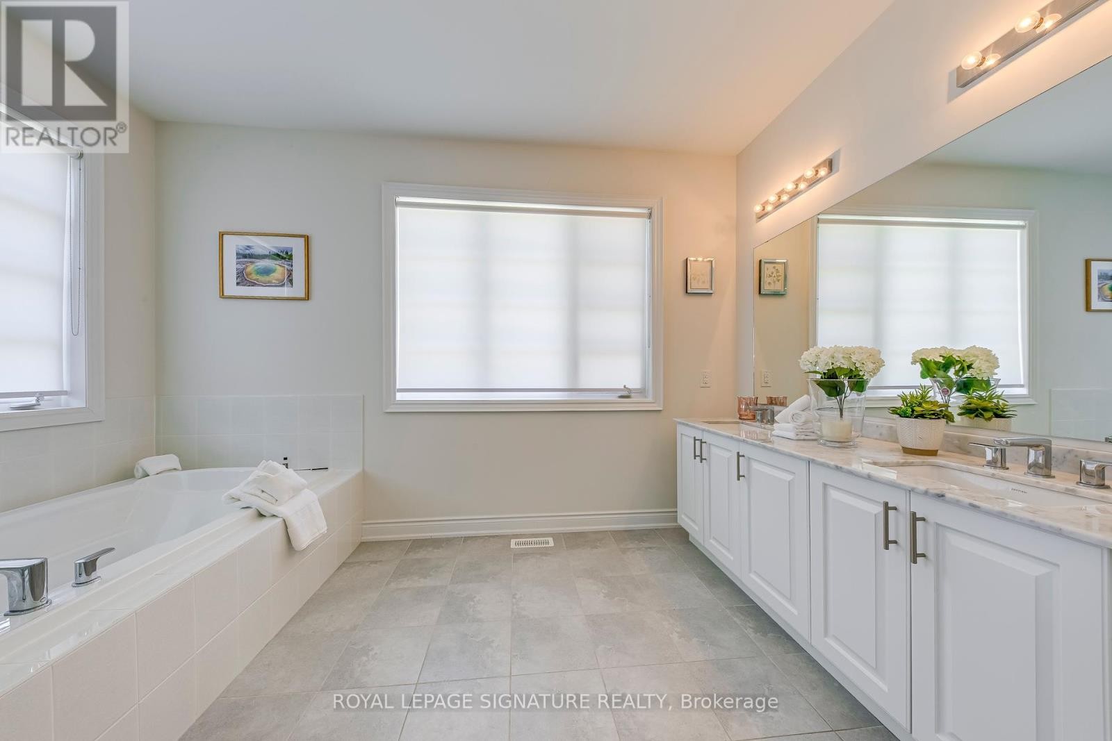 












98 CARNEGIE DRIVE

,
Oakville (GO Glenorchy),




Ontario
L6H0V4

