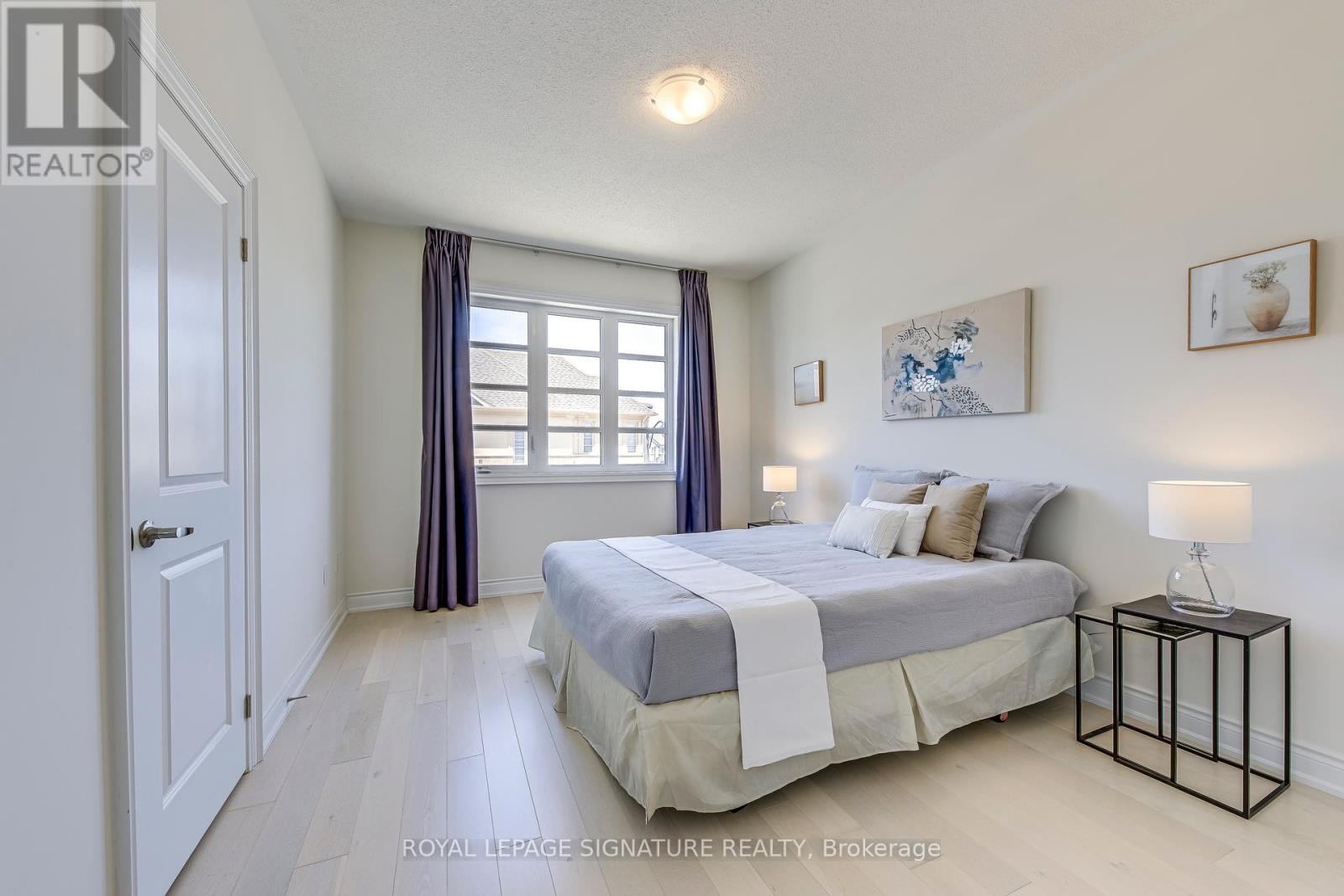 












98 CARNEGIE DRIVE

,
Oakville (GO Glenorchy),




Ontario
L6H0V4

