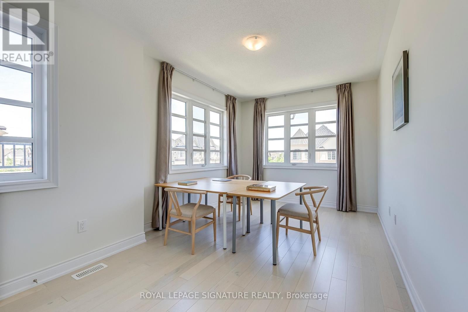 












98 CARNEGIE DRIVE

,
Oakville (GO Glenorchy),




Ontario
L6H0V4

