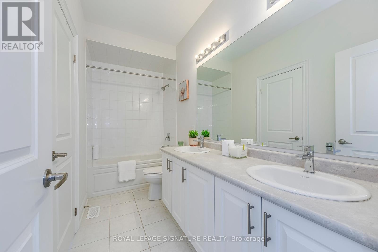 












98 CARNEGIE DRIVE

,
Oakville (GO Glenorchy),




Ontario
L6H0V4

