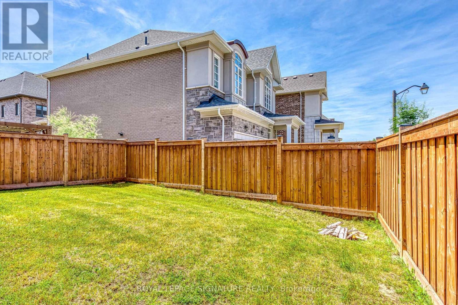 












98 CARNEGIE DRIVE

,
Oakville (GO Glenorchy),




Ontario
L6H0V4

