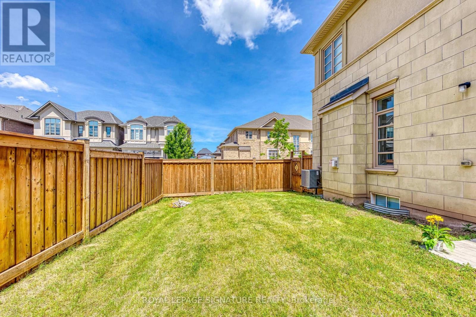 












98 CARNEGIE DRIVE

,
Oakville (GO Glenorchy),




Ontario
L6H0V4

