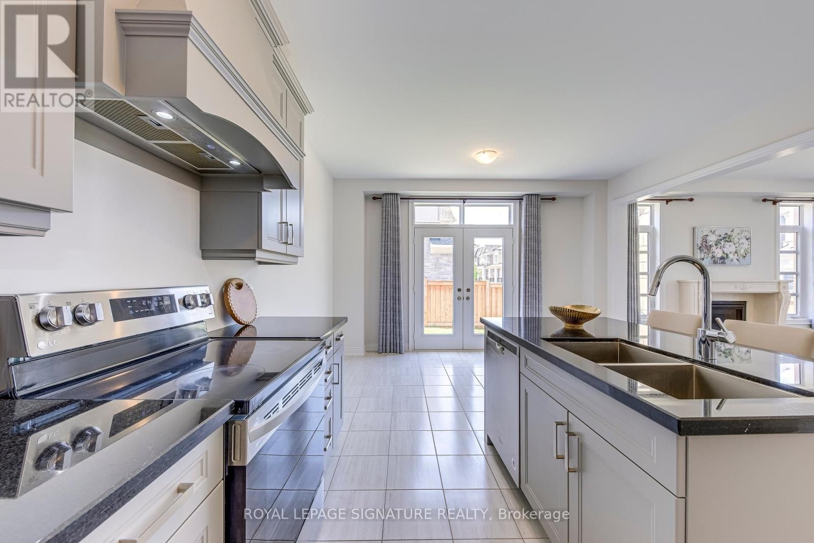 












98 CARNEGIE DRIVE

,
Oakville (GO Glenorchy),




Ontario
L6H0V4


