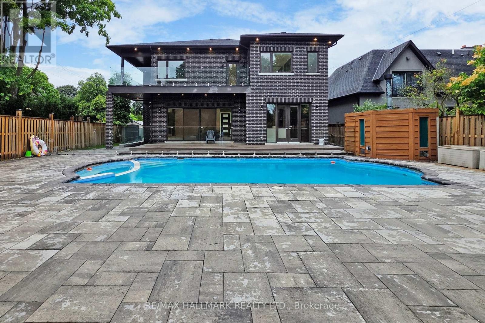 












114 LLOYD MANOR ROAD

,
Toronto (Princess-Rosethorn),




Ontario
M9B5J9

