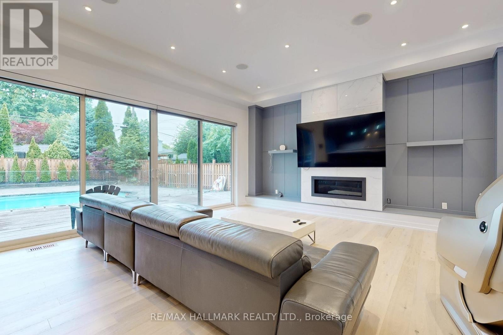 












114 LLOYD MANOR ROAD

,
Toronto (Princess-Rosethorn),




Ontario
M9B5J9

