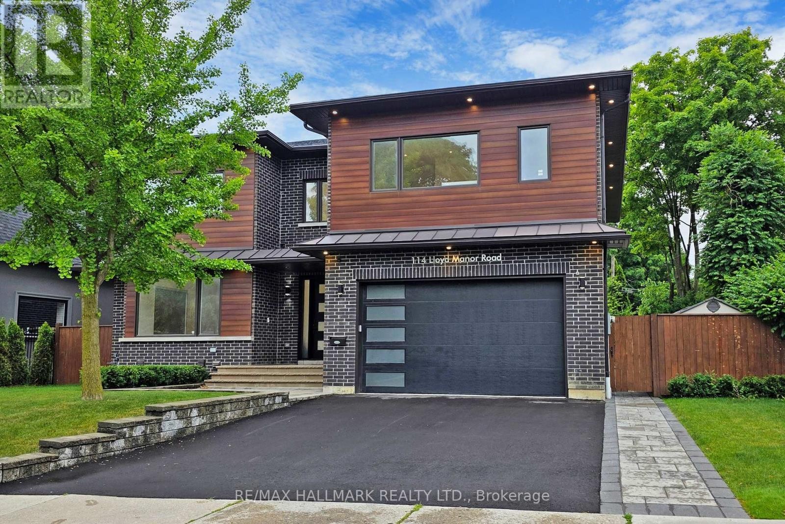 












114 LLOYD MANOR ROAD

,
Toronto (Princess-Rosethorn),




Ontario
M9B5J9

