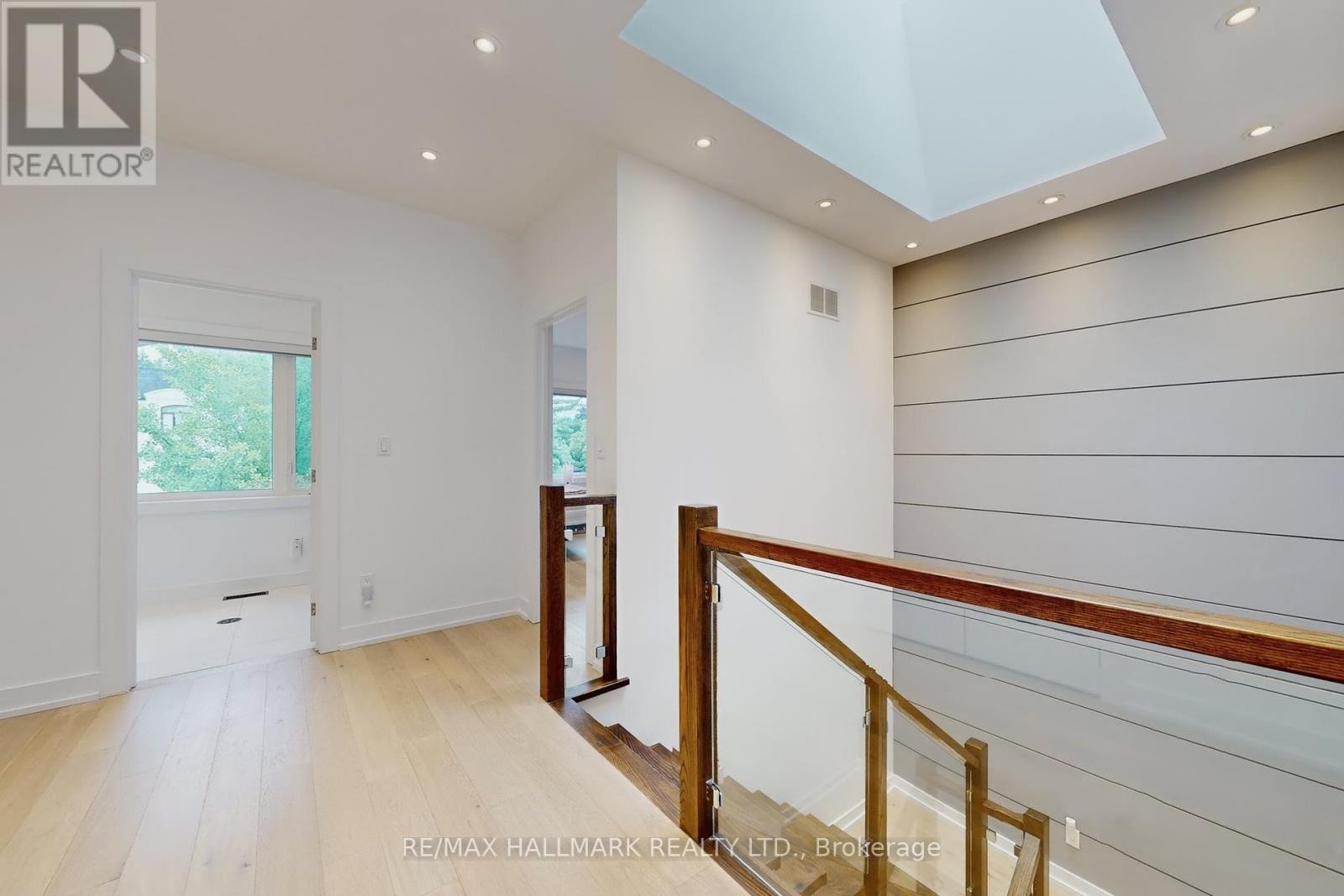 












114 LLOYD MANOR ROAD

,
Toronto (Princess-Rosethorn),




Ontario
M9B5J9

