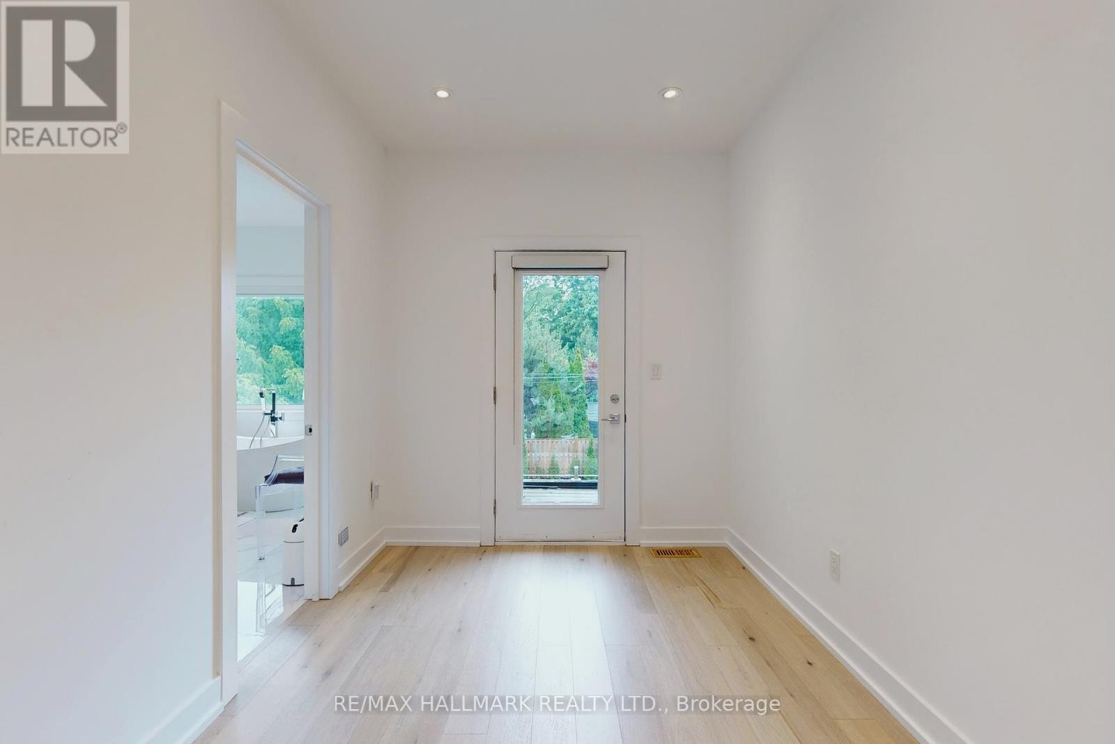 












114 LLOYD MANOR ROAD

,
Toronto (Princess-Rosethorn),




Ontario
M9B5J9

