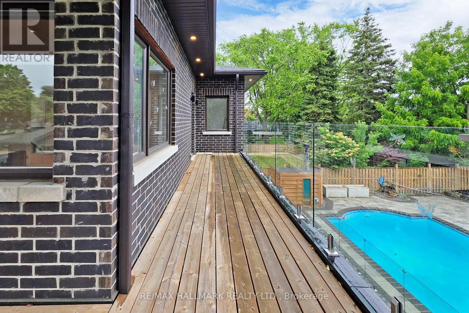 












114 LLOYD MANOR ROAD

,
Toronto (Princess-Rosethorn),




Ontario
M9B5J9

