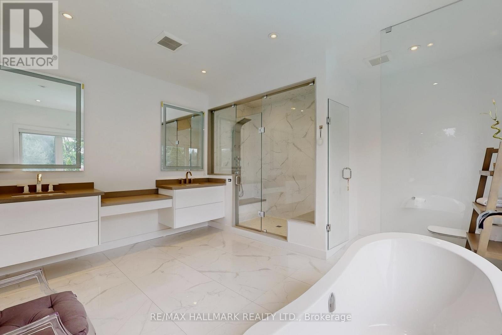 












114 LLOYD MANOR ROAD

,
Toronto (Princess-Rosethorn),




Ontario
M9B5J9

