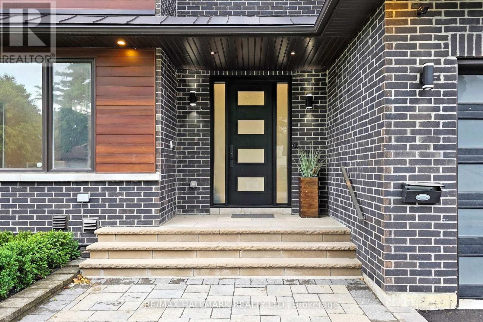 












114 LLOYD MANOR ROAD

,
Toronto (Princess-Rosethorn),




Ontario
M9B5J9

