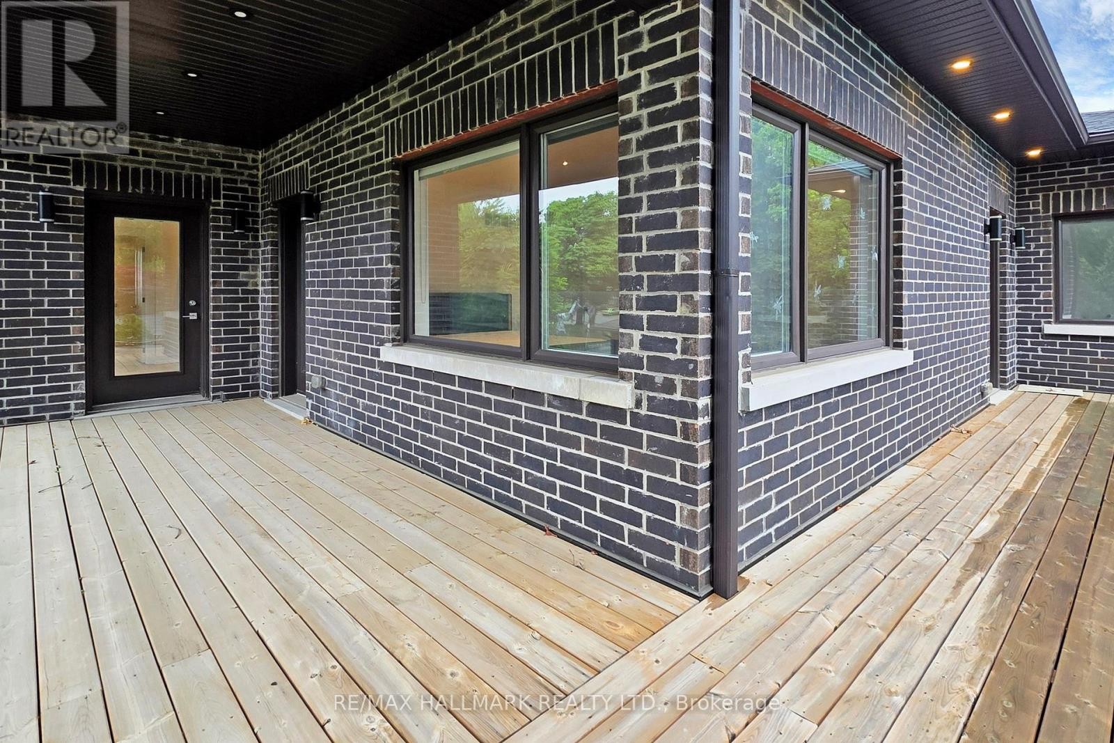 












114 LLOYD MANOR ROAD

,
Toronto (Princess-Rosethorn),




Ontario
M9B5J9

