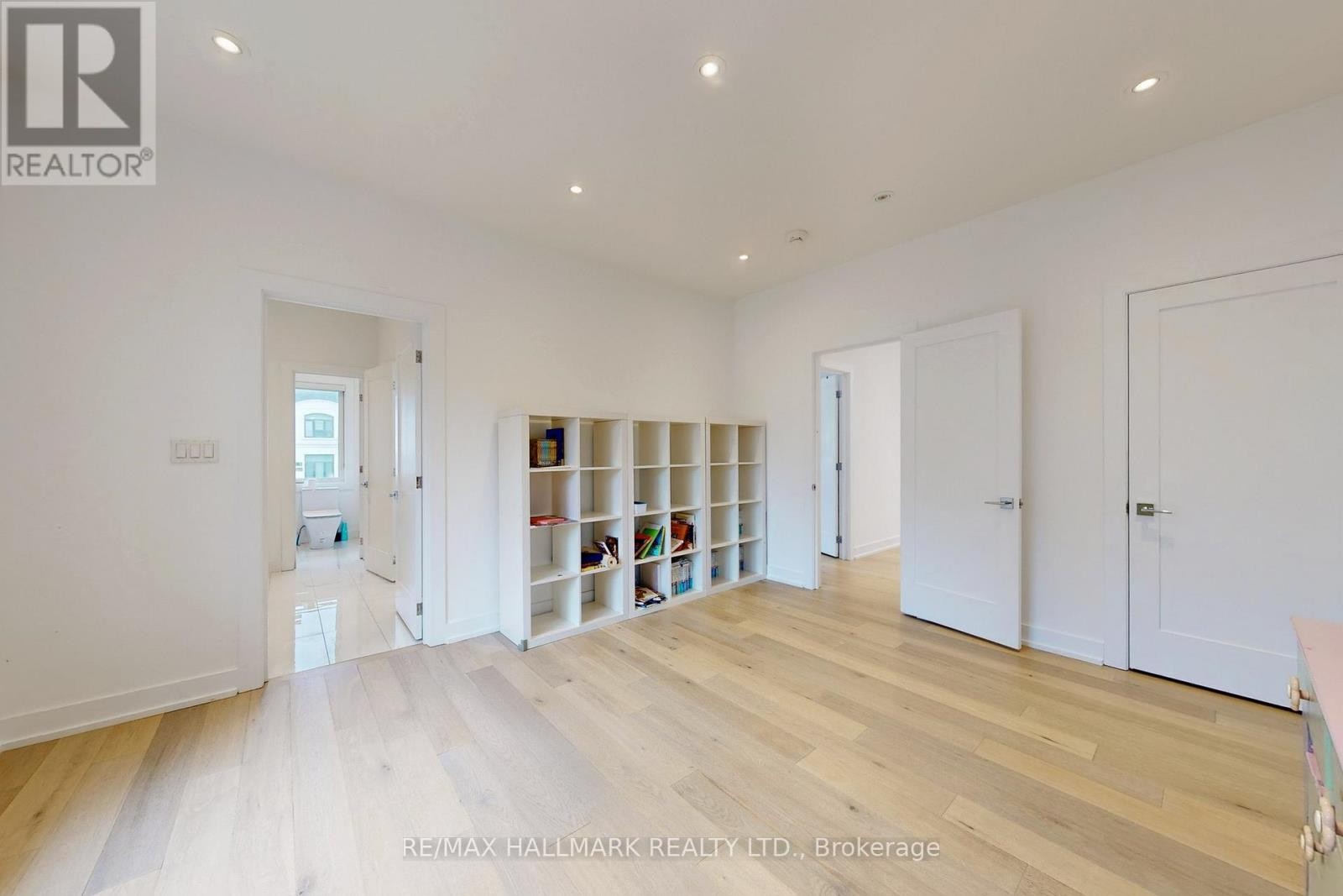 












114 LLOYD MANOR ROAD

,
Toronto (Princess-Rosethorn),




Ontario
M9B5J9


