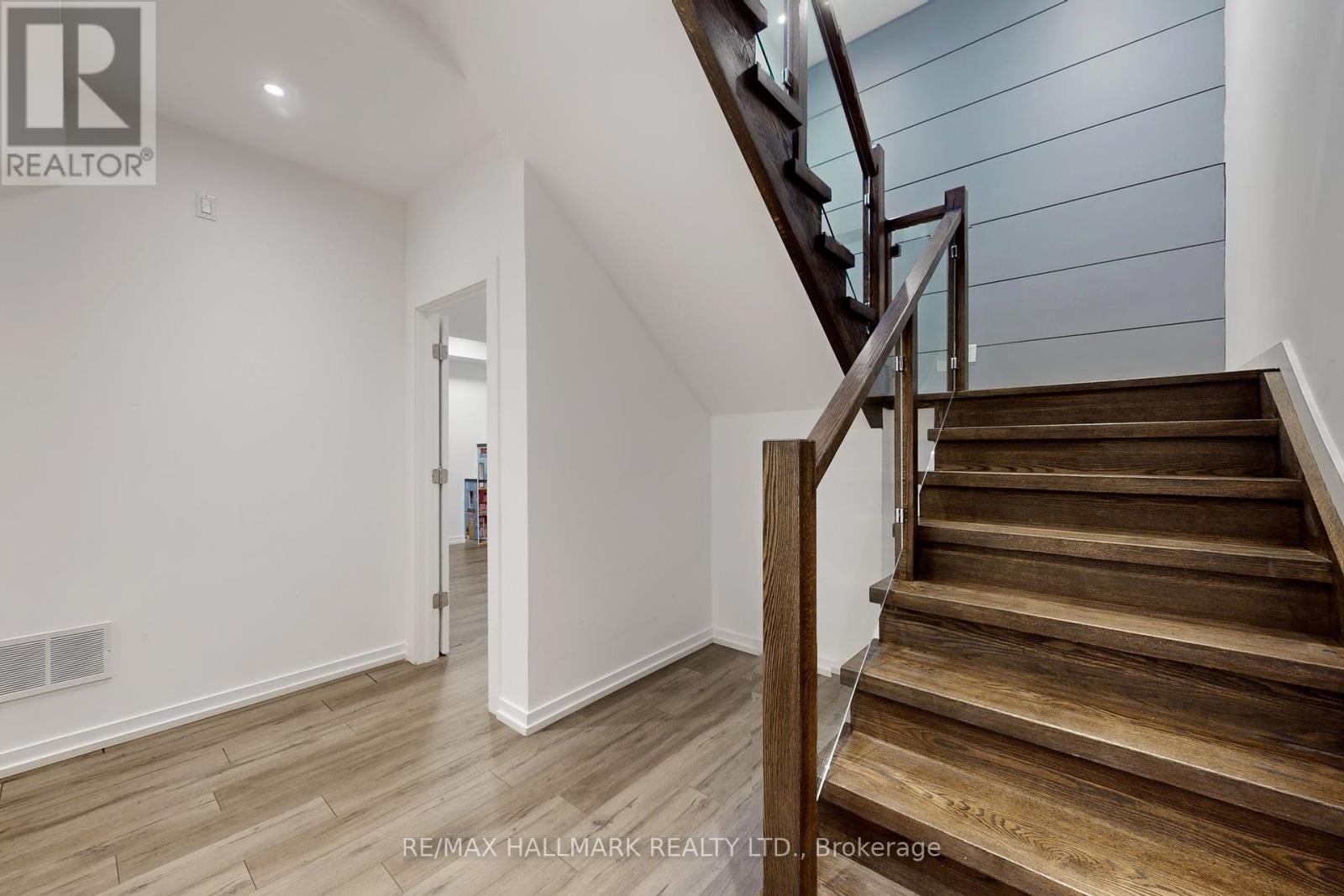 












114 LLOYD MANOR ROAD

,
Toronto (Princess-Rosethorn),




Ontario
M9B5J9


