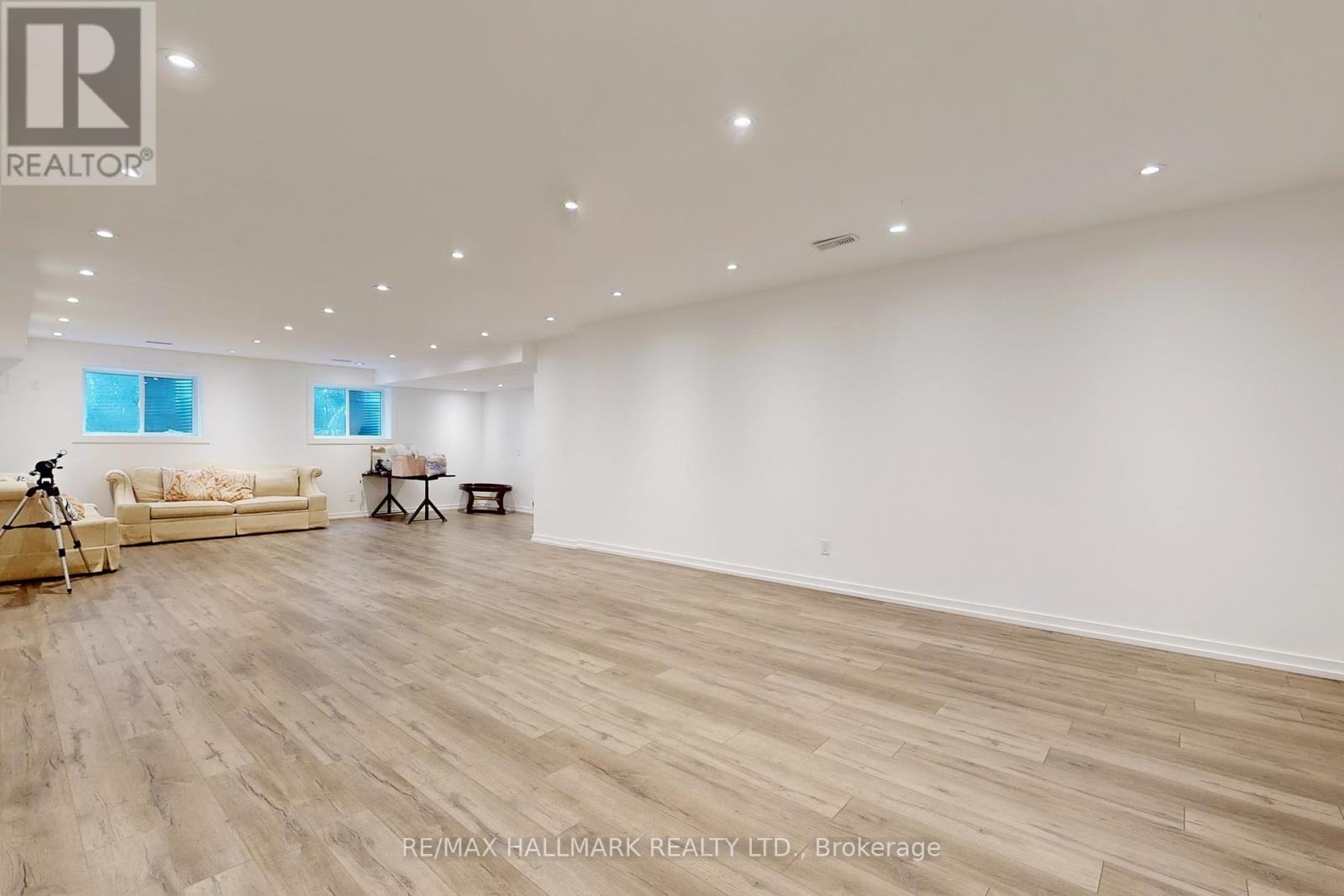 












114 LLOYD MANOR ROAD

,
Toronto (Princess-Rosethorn),




Ontario
M9B5J9

