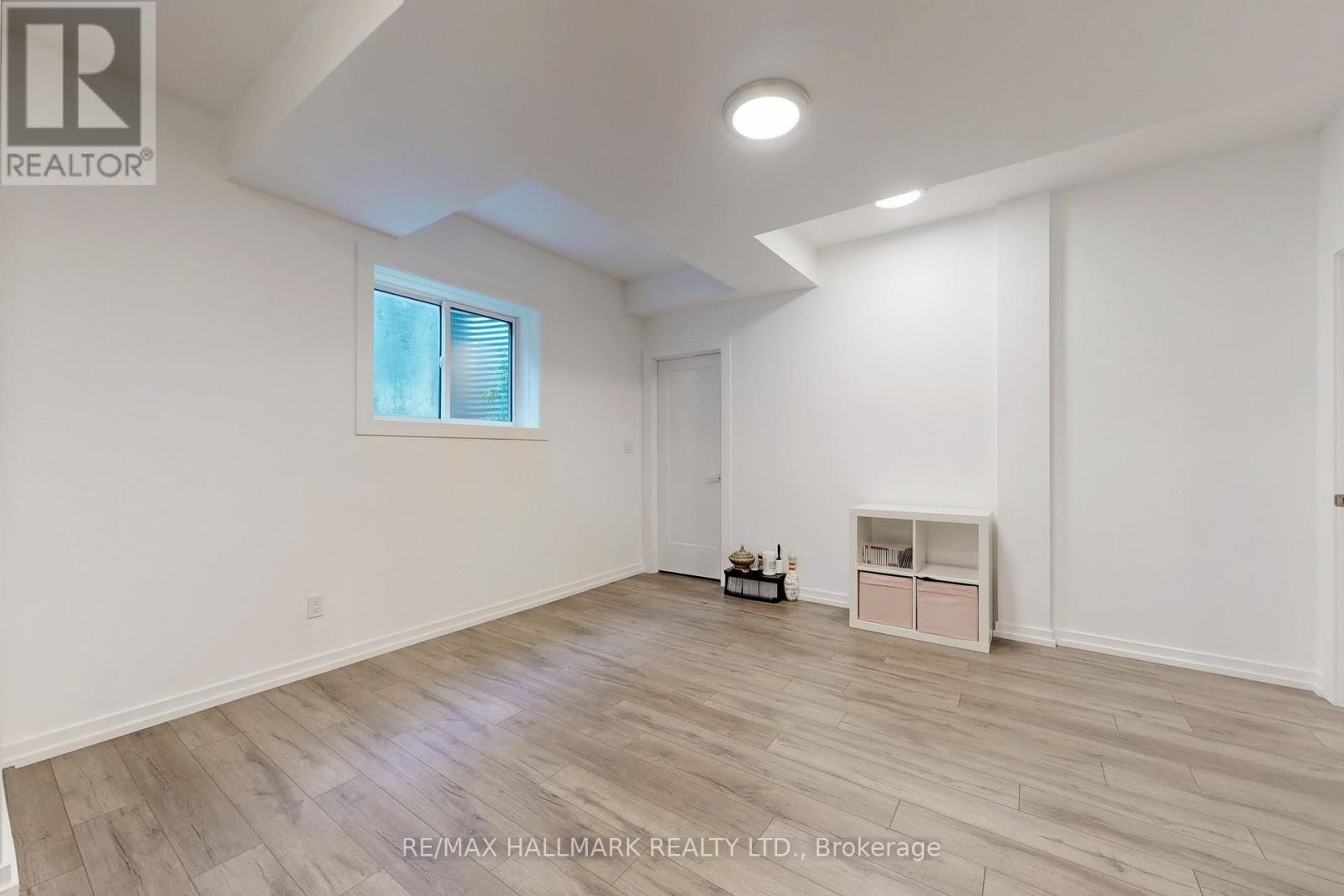 












114 LLOYD MANOR ROAD

,
Toronto (Princess-Rosethorn),




Ontario
M9B5J9

