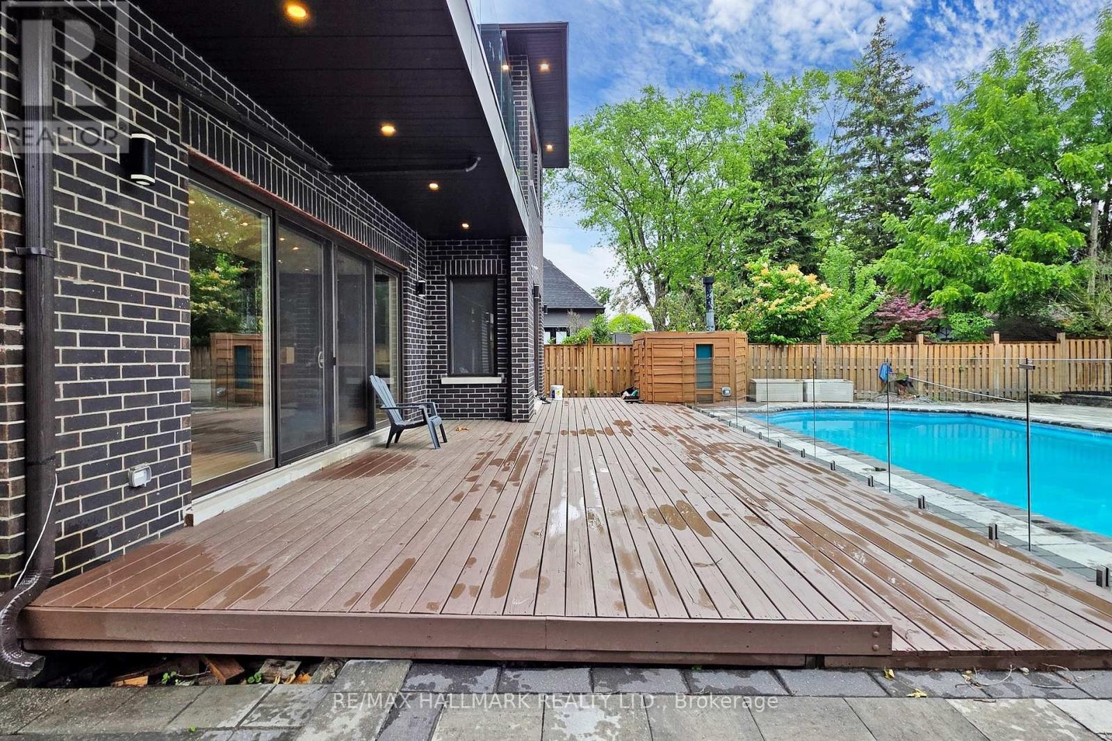 












114 LLOYD MANOR ROAD

,
Toronto (Princess-Rosethorn),




Ontario
M9B5J9

