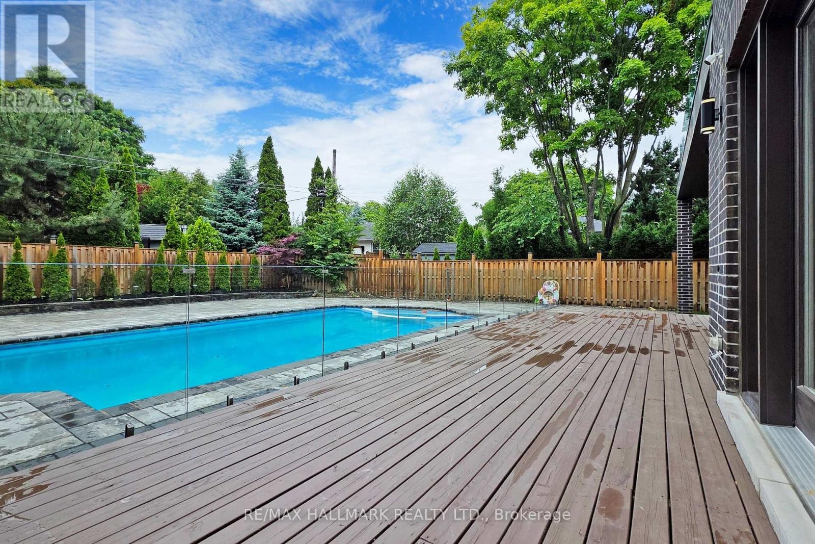












114 LLOYD MANOR ROAD

,
Toronto (Princess-Rosethorn),




Ontario
M9B5J9

