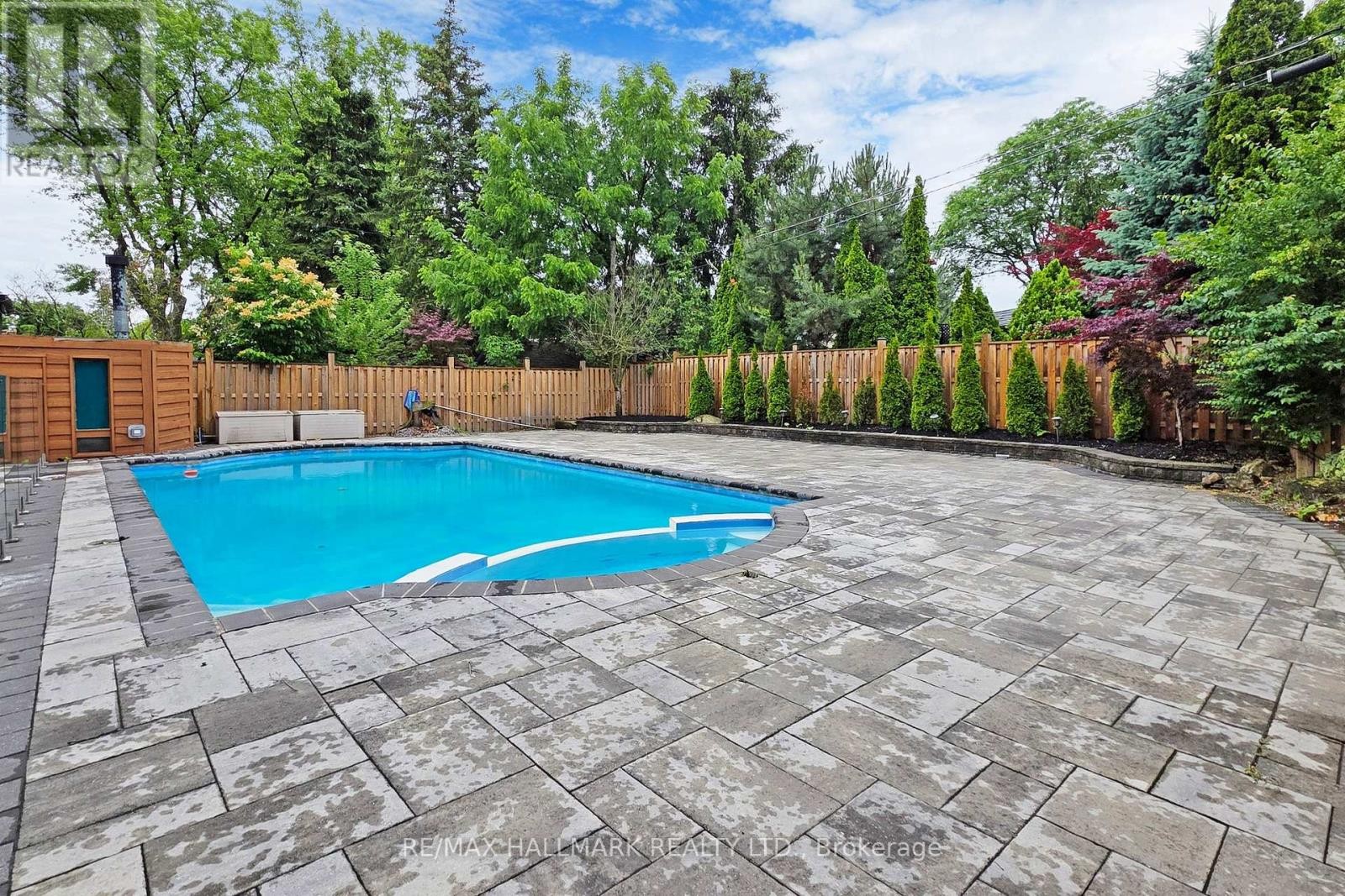 












114 LLOYD MANOR ROAD

,
Toronto (Princess-Rosethorn),




Ontario
M9B5J9

