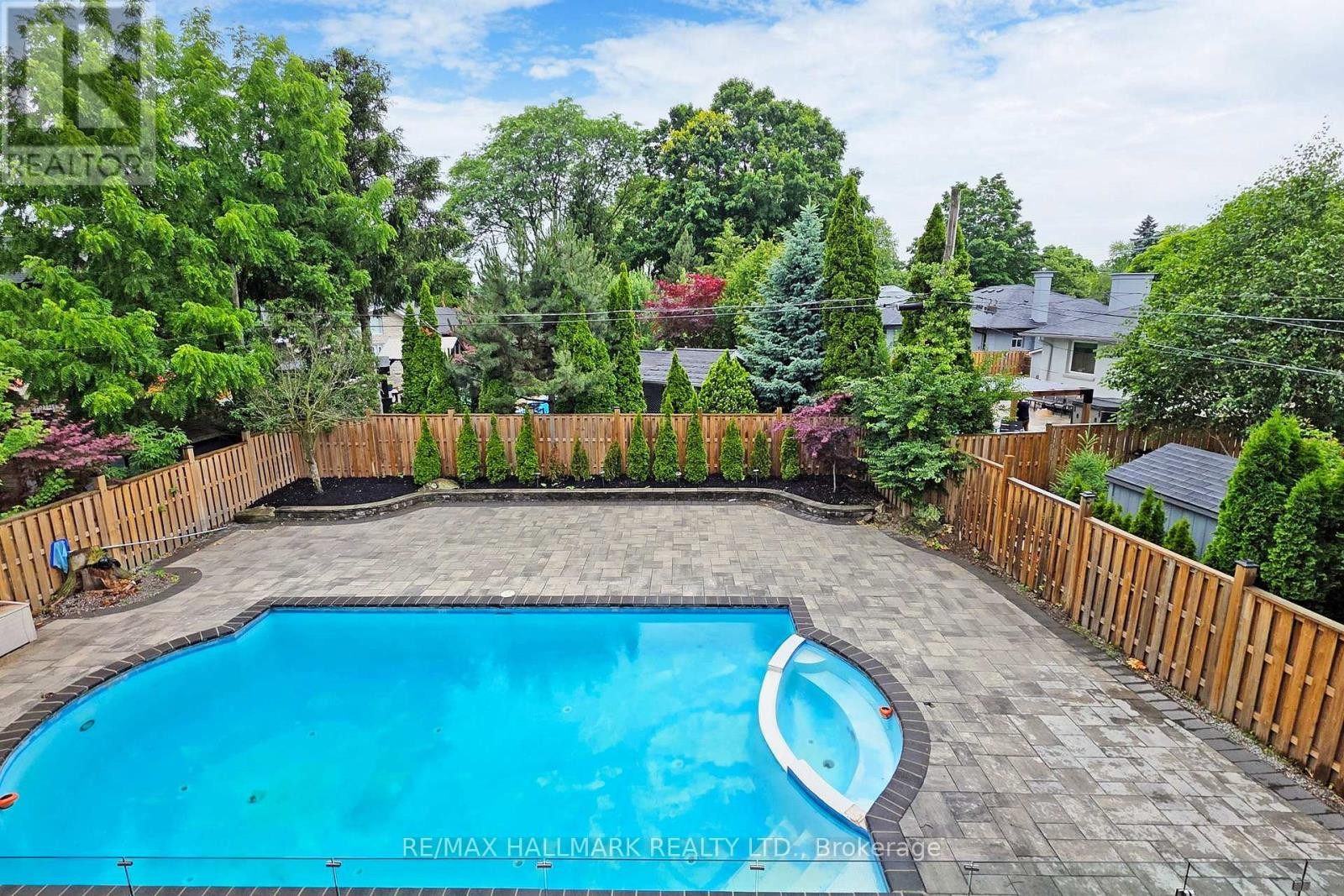 












114 LLOYD MANOR ROAD

,
Toronto (Princess-Rosethorn),




Ontario
M9B5J9

